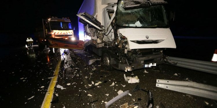 Accidente en la Autovía Rías Baixas al chocar un camión y una máquina quitanieves