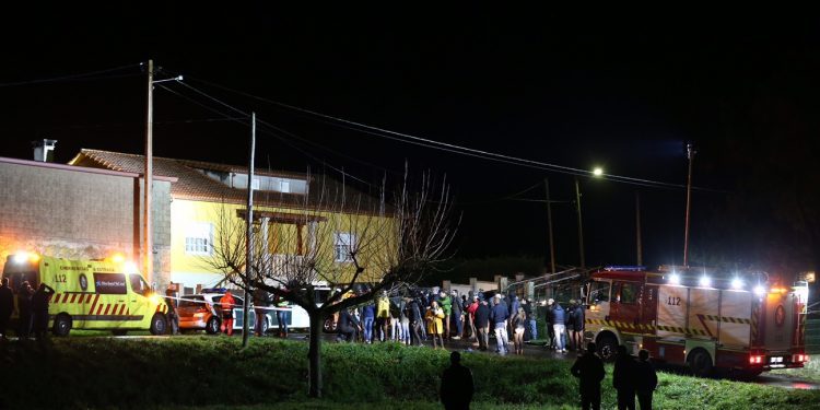 Hallan los cadáveres de tres personas de la misma familia en una vivienda de A Estrada