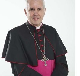 «Hay muchas personas en el mundo que no tienen que comer, comprométete»