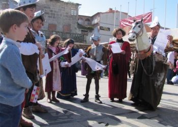 A Festa da Arribada xa está aquí… con sentido único peonil, drons e vaso oficial
