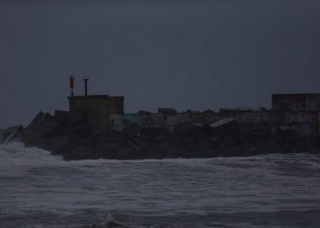 El mar derriba parte del dique de abrigo del puerto de A Guarda