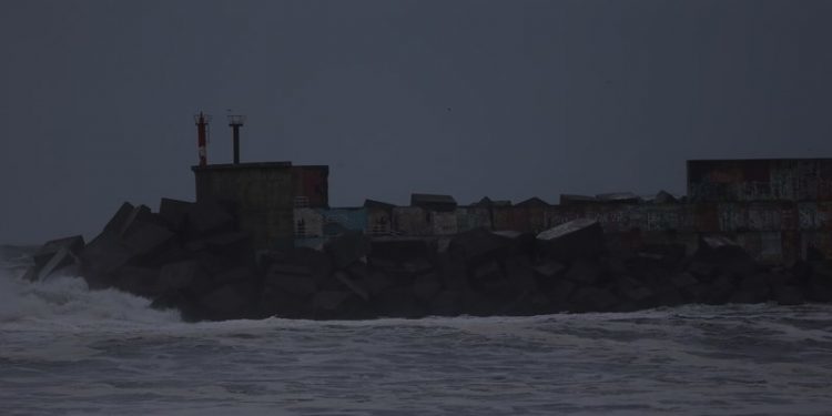 El mar derriba parte del dique de abrigo del puerto de A Guarda