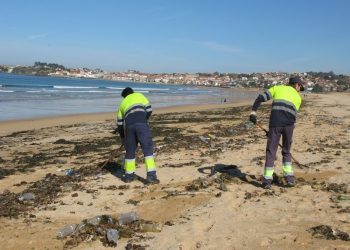 Miles de botellas de plástico inundan as praias de Nigrán co temporal