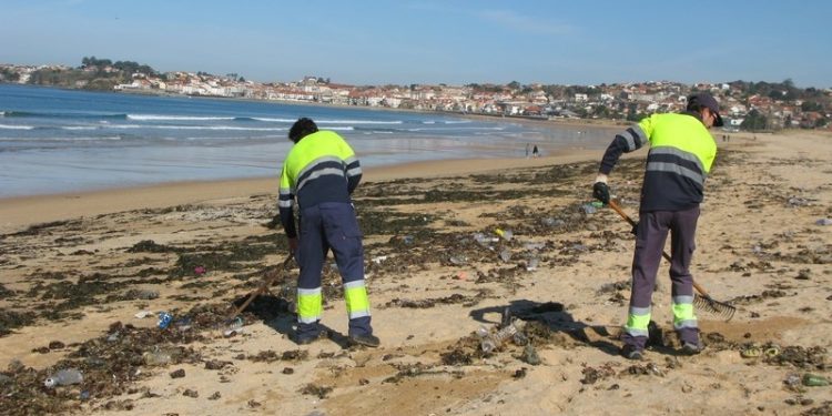 Miles de botellas de plástico inundan as praias de Nigrán co temporal