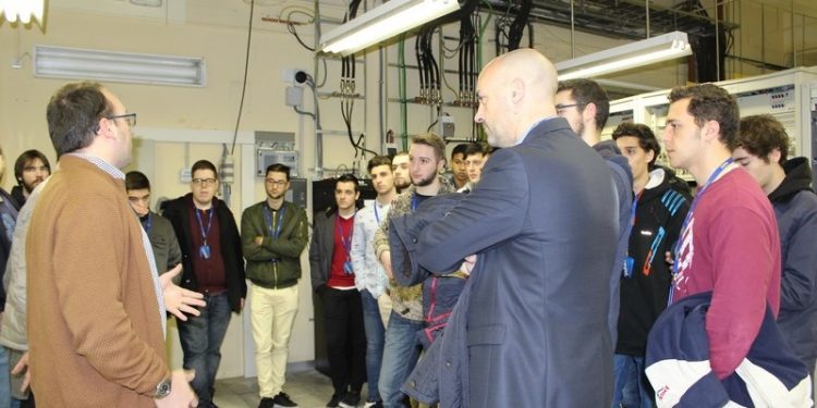 Alumnos del colegio Montecastelo visitan la central de Telefónica de O Calvario