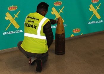 La Guardia Civil neutraliza un proyectil encontrado en un sótano de Ponteareas