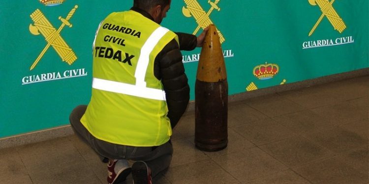 La Guardia Civil neutraliza un proyectil encontrado en un sótano de Ponteareas