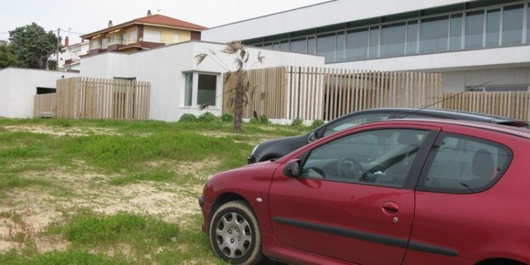 Nigrán denuncia o estado de abandono dos exteriores do Centro de Saúde de Panxón