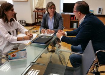 O alcalde de Baiona media ante a conselleira de Mar polo conflito na Confraría