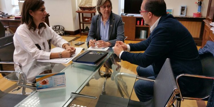 O alcalde de Baiona media ante a conselleira de Mar polo conflito na Confraría