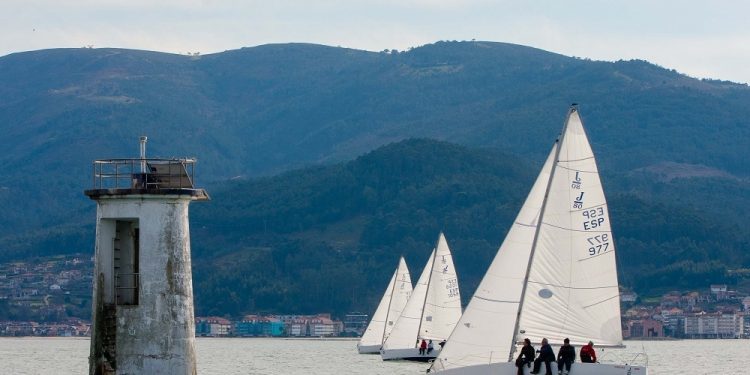 Fin de semana de vela en Baiona con la Liga de Invierno Clase J80