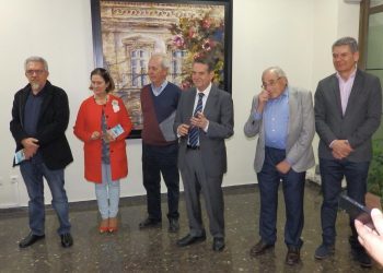 Álex Vázquez enche de camelias a Alcaldía na nova exposición de Mostrarte