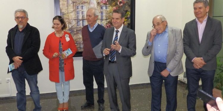 Álex Vázquez enche de camelias a Alcaldía na nova exposición de Mostrarte