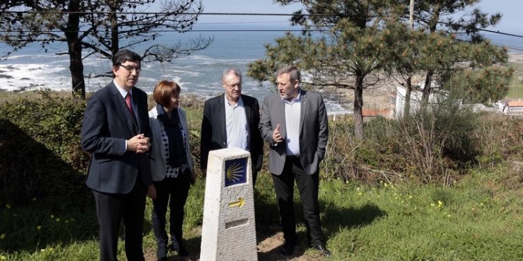 Primeiras mouteiras oficiais que sinalizan o Camiño pola Costa no Rosal