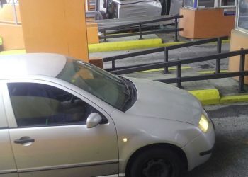 Vuelca un coche en el peaje de Vilaboa