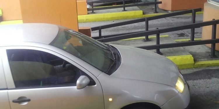 Vuelca un coche en el peaje de Vilaboa