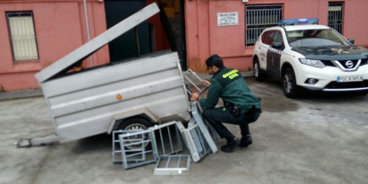Recuperado un remolque cargado de arquetas metálicas sustraído en O Rosal