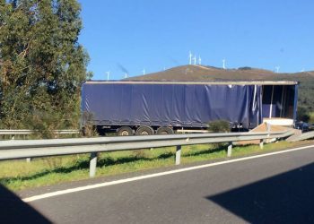 Un camión cruzado en la calzada corta la Autovía Rías Baixas durante dos horas