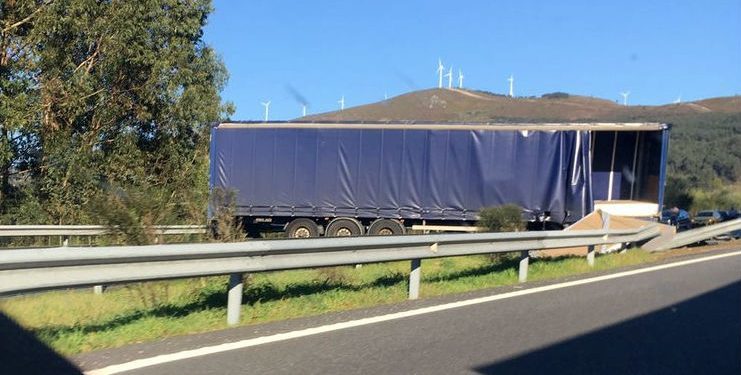 Un camión cruzado en la calzada corta la Autovía Rías Baixas durante dos horas