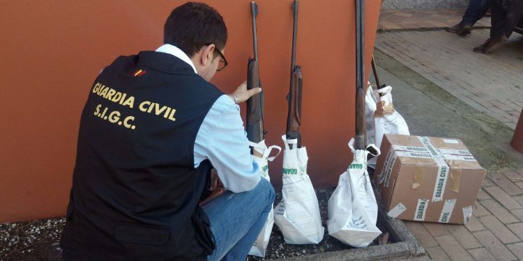 La Guardia Civil desmantela un taller clandestino de reparación de armas en Tomiño