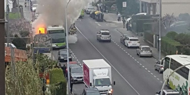 Arde un autobús en Chapela