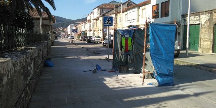 O Concello de Baiona retira os bolardos que provocaron caídas en Sabarís