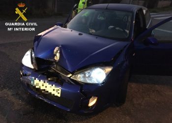 Se fuga de un control de alcoholemia y choca contra el muro de una casa en Salceda