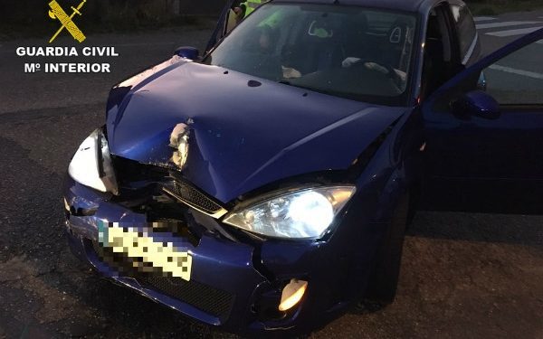 Se fuga de un control de alcoholemia y choca contra el muro de una casa en Salceda