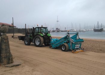 A Deputación pon a disposición dos concellos catro máquinas limpapraias