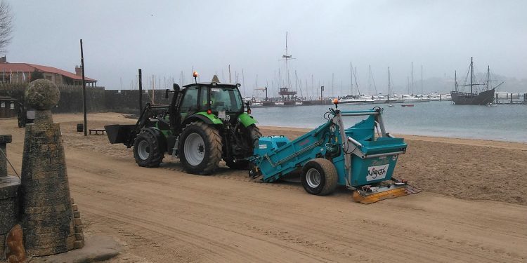 A Deputación pon a disposición dos concellos catro máquinas limpapraias