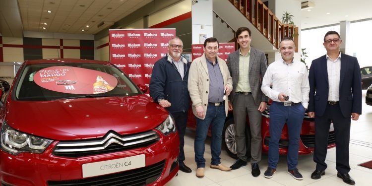 Mahou regala dos vehículos Citroën C4 a un hostelero y un consumidor gallegos