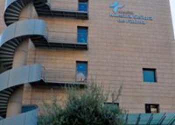 Dos heridos en Cangas al chocar su vehículo contra unos contenedores