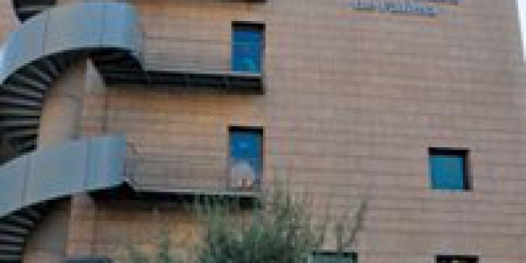 Dos heridos en Cangas al chocar su vehículo contra unos contenedores