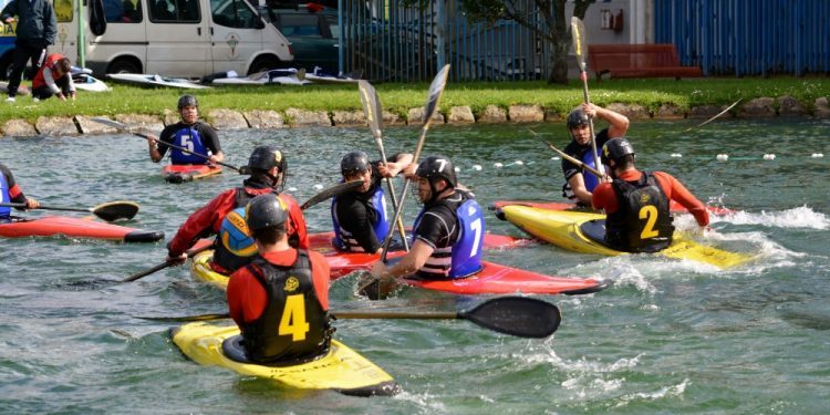 El Rodeira comienza mandando en la Liga Gallega de kayak polo