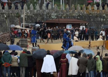 A Arribada sortea los elementos y vuelve a abarrotar Baiona