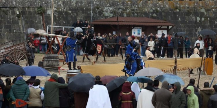 A Arribada sortea los elementos y vuelve a abarrotar Baiona