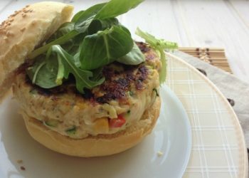 Hamburguesa de pollo con calabacín y maíz