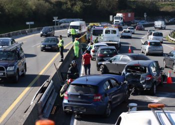 Un accidente en cadena con cinco vehículos colapsa la autovía en Mos y causa cuatro heridos