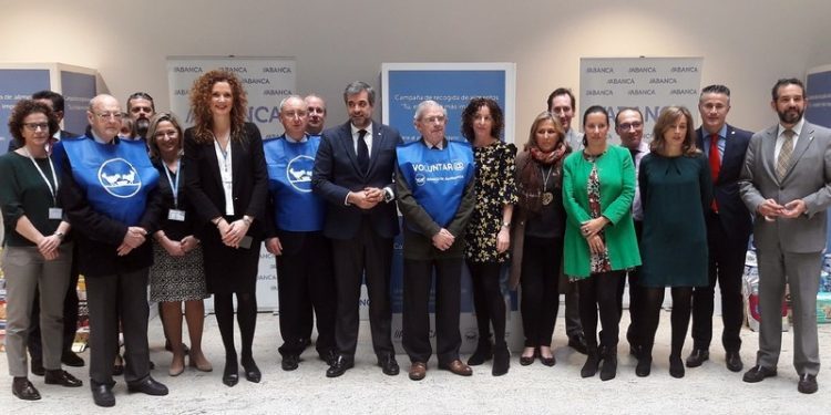 Empregados e clientes de Abanca dan 2.500 quilos de comida ao Banco de Alimentos