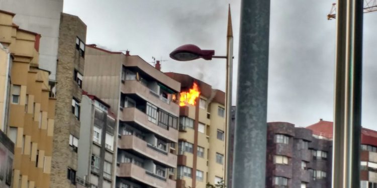 Controlado un incendio declarado en un noveno piso de la calle Pizarro