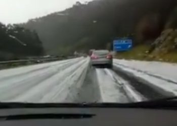 Una capa de granizo cubre la Autovía Rías Baixas en O Porriño