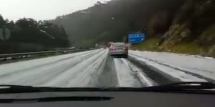 Una capa de granizo cubre la Autovía Rías Baixas en O Porriño