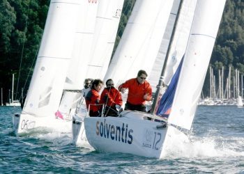 El «Solventis», de Malalo Bermúdez de Castro, vence en la Ría de Vigo