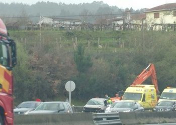 Un herido y retenciones al volcar un coche en Mos