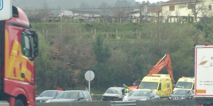 Un herido y retenciones al volcar un coche en Mos