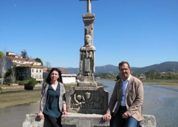 O Cruceiro de San Telmo, xa restaurado, luce de novo sobre a ponte da Ramallosa