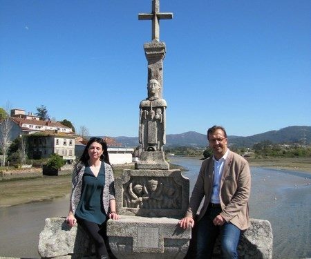 O Cruceiro de San Telmo, xa restaurado, luce de novo sobre a ponte da Ramallosa