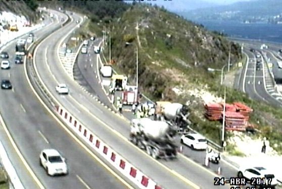Liberan a una persona tras una colisión entre dos turismos y un camión en Rande