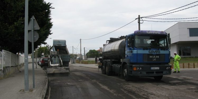 O Concello de Nigrán asfalta o entorno do Centro de Saúde de Panxón