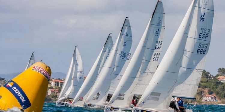 Dos “jotas” voladores sobre las aguas de Baiona
